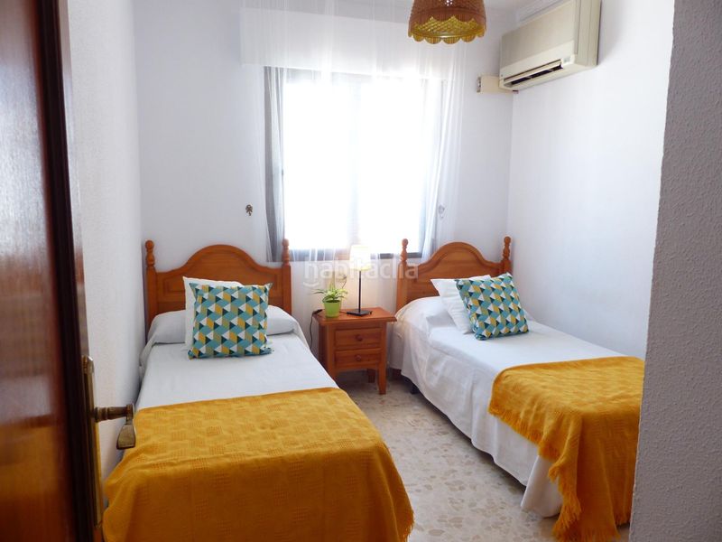 Foto e1838b9b-cae0-4928-9772-312405d28ed8. Casa aparellada amb aparcament a Playa de la Regla Chipiona