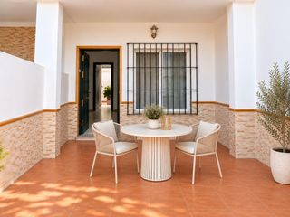 Casa a schiera in Avenida de Rota. Una casa con espacio para disfrutar dentro y fuera
