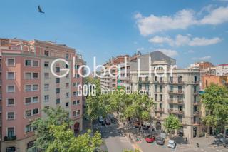 Appartement dans Sagrada Famlia. Piso alto y exterior, esquinero con balcn.