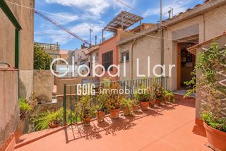 Semi detached house in Centre. Casa inglesa con garaje y patio.