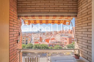 Pis  Carrer d'antoni forrellad. Amplio, luminoso con balcón y ascensor. junto pl. españa