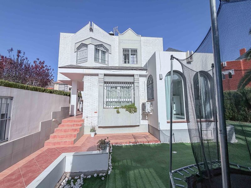 Foto 48e86137-c2c8-4c57-8903-a232fc79d3bb. Chalet in calle meidum 63 in Villa de Otura