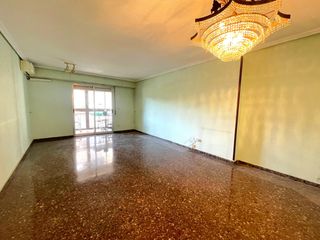 Pis  Carrer del dibuixant manuel gago. Piso con amplio balcón en la zona de patraix