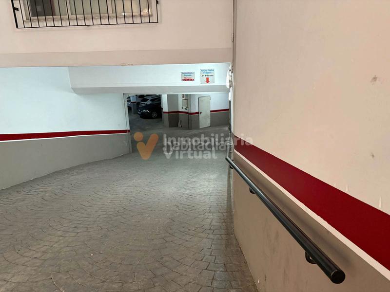 Foto 05351abe-771a-4db6-83a9-7d4b2d0a95a7. Parking voiture dans Centro Lucena