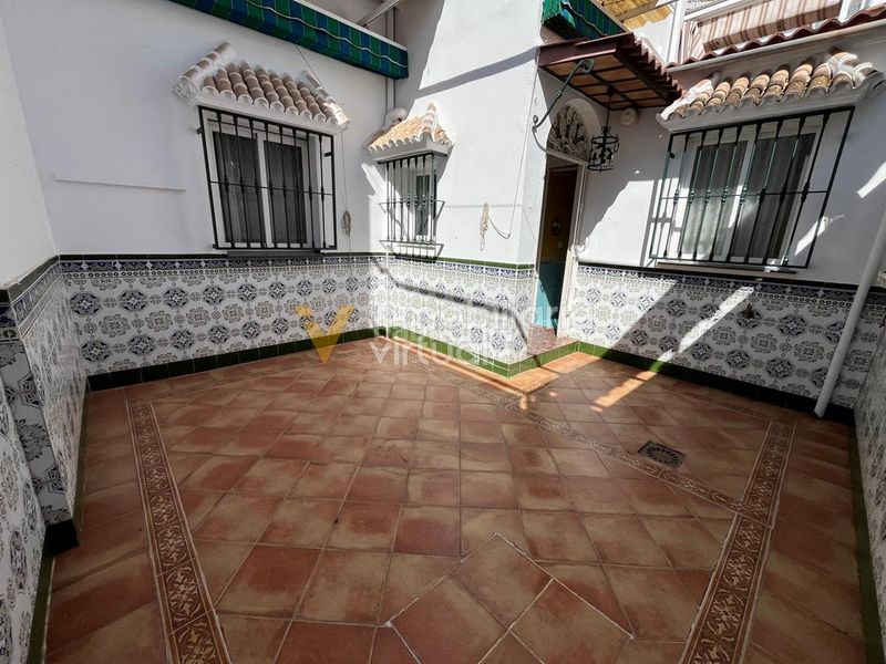 Foto fcb50f4f-4ea9-4f78-947f-8add3a373407. Casa a avenida del parque 36 a Centro Lucena