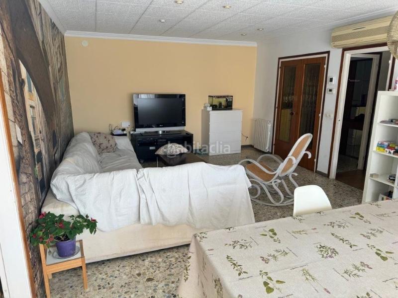 Foto ab10bd72-c49e-4e66-845b-d955512c8100. Edifici a Llagostera