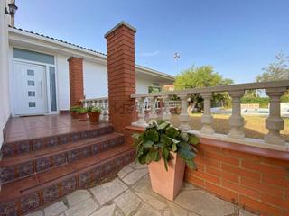 House  Pou. Chalet esquinero e independiente en botarell