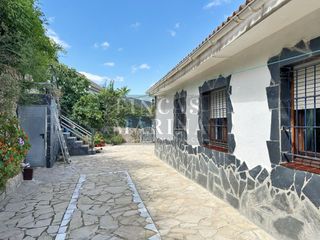 Haus in Vallirana. Casa con piscina y vistas panorámicas