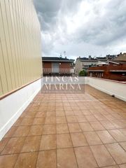 House in Passeig Maragall. Casa esquinera con derecho de vuelo