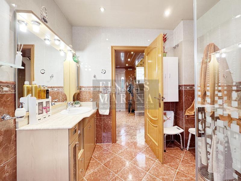 Foto 29efc9c1-7d4f-4739-8449-f8f2706233b5. Casa amb calefacció aparcament piscina a Torrent Ballester Viladecans