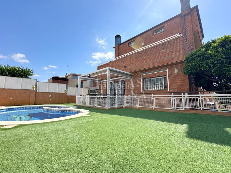 Foto 75a2f4da-869e-4225-b303-36c05f240e81. Casa amb calefacció aparcament piscina a Torrent Ballester Viladecans