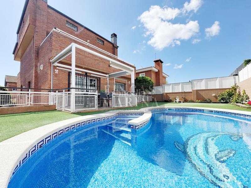 Foto d6dc8fe9-8fd5-4c41-baa4-ab5a714ad9fa. Casa amb calefacció aparcament piscina a Torrent Ballester Viladecans