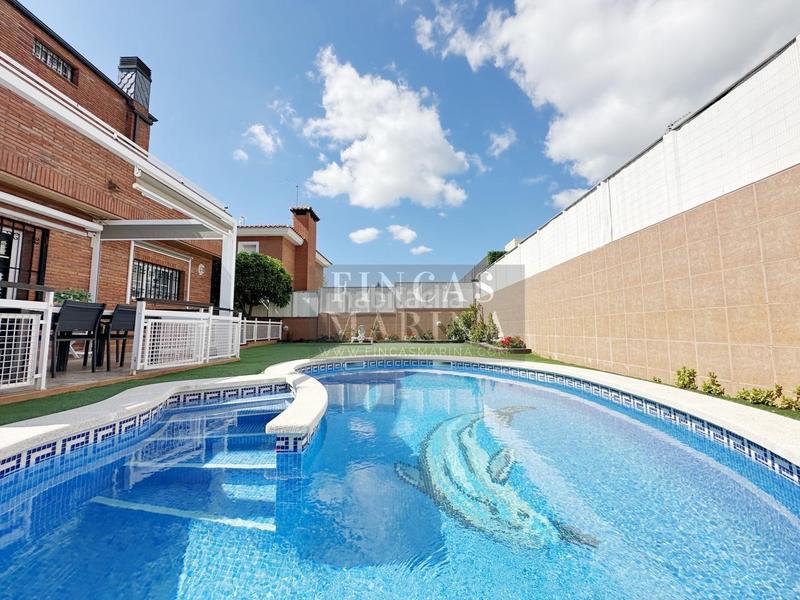Foto ed6fb3f4-f434-4878-8481-f386428dad7a. Casa amb calefacció aparcament piscina a Torrent Ballester Viladecans