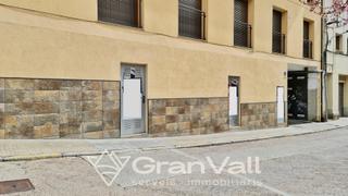 Local Comercial a Puigcerdà. En puigcerdà, dos locales cerca de la estación de tren