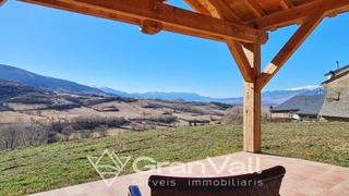 Casa a Llo. Casa unifamiliar de obra nueva con jardín y vistas espectaculare
