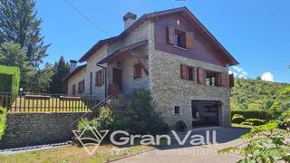 Casa a Fontanals de Cerdanya. Casa unifamiliar con espectaculares vistas y gran jardín privado