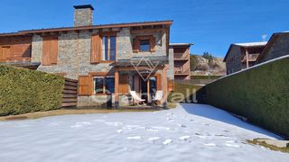 Casa adossada a Estavar. Casa adosada con vistas y jard�n privado en estavar