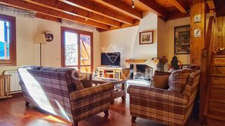 Casa adossada a Osseja. Gran casa adosada con amplia terraza y espectaculares vistas en