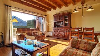 Casa adossada a Ger. Amplia casa adosada con magn�ficas vistas y jard�n en la pleta d