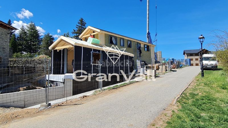 Foto a990e6d2-2518-4a4b-9d8b-747be6288c46. Casa amb calefacció aparcament piscina a Das
