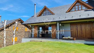 Casa adossada a Fontanals de Cerdanya. Casa adosada con jardín privado y comunitario en queixans, con b