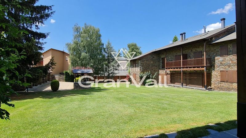 Foto 731ab265-c26a-4c64-9e5d-2dce959d34a4. Casa adossada amb calefacció aparcament a Puigcerdà
