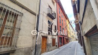 Edifici a Puigcerdà. Edificio para rehabilitar en el centro del pueblo con proyecto p