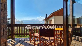 Apartment in Alp. Luminoso apartamento esquinero en alp con magníficas vistas