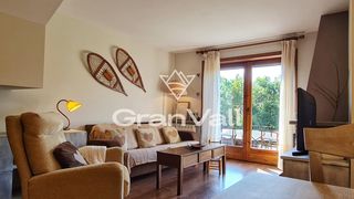 Casa adossada a Bellver de Cerdanya. Casa adosada esquinera con jardín comunitario en pi