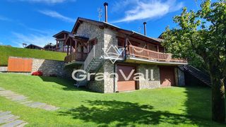 Maison jumelée à Guils de Cerdanya. Encantadora casa esquinera en saneja con agradables vistas