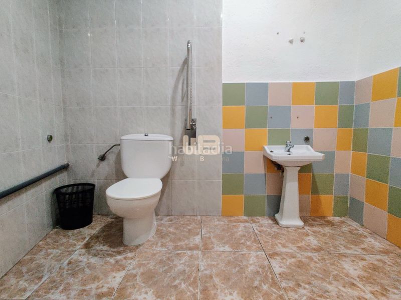 Foto c61c4391-18c5-427e-bd97-c8b4f7271621. Local comercial a Can Clos-Pinetons Ripollet