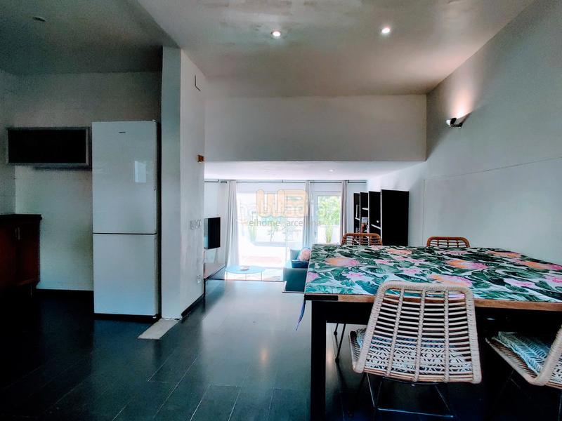 Foto a394590e-85f0-49a2-95cd-3b79890aa59e. Alquiler casa adosada bonita casa en alquiler con jardín privado y piscina comunitaria en Barcelona