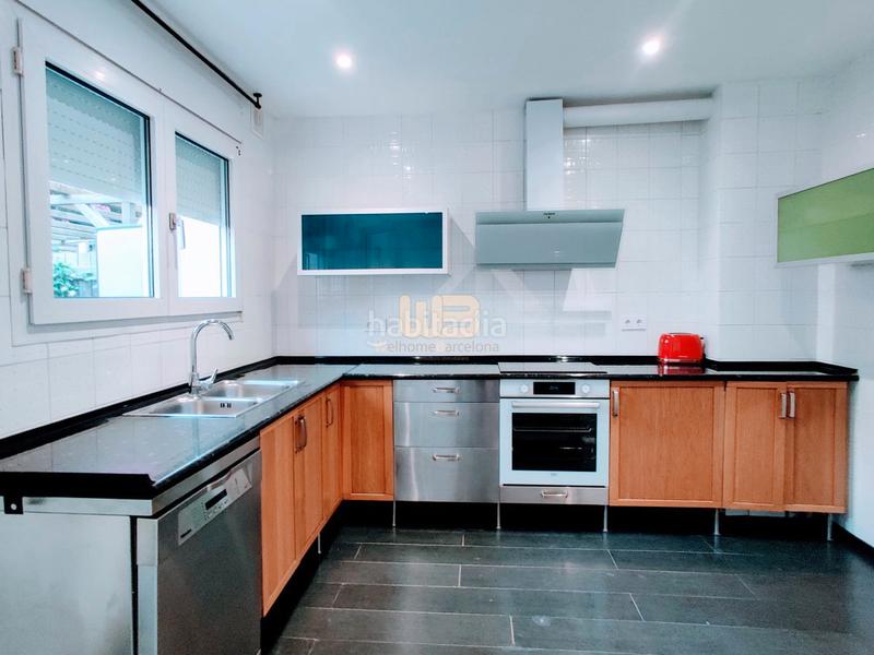 Foto dd45c61f-e037-4229-a7dd-a365f5a20ef0. Alquiler casa adosada bonita casa en alquiler con jardín privado y piscina comunitaria en Barcelona