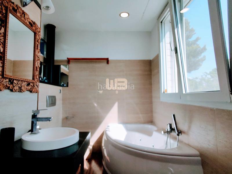 Foto e706f6c4-9f3c-4e6c-8705-da2034a7751c. Alquiler casa adosada bonita casa en alquiler con jardín privado y piscina comunitaria en Barcelona