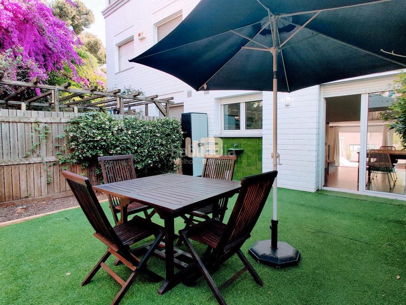 Foto f5c5e494-9fc5-418e-b025-e3b8d43e4338. Alquiler casa adosada bonita casa en alquiler con jardín privado y piscina comunitaria en Barcelona
