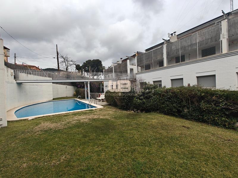 Foto 3fe0fa6b-8ee2-4681-bc14-f7d8d5a11319. Miete reihenhaus mit kamin heizung parking pool in Barcelona