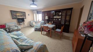 Pis  Rambla de sant esteve. Vivienda en 4a planta con ascensor y 4 dormitorios