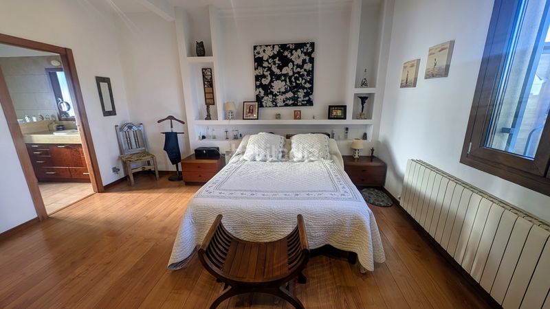 Foto 14911ff2-2c05-415e-99e5-4eb44bc13b4e. Casa amb xemeneia calefacció aparcament piscina a Cerdanyola del Vallès