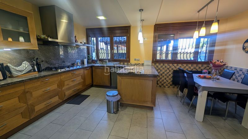 Foto 5ffecbb8-0e6d-4ab9-a73e-7371548f1460. Casa amb xemeneia calefacció aparcament piscina a Cerdanyola del Vallès