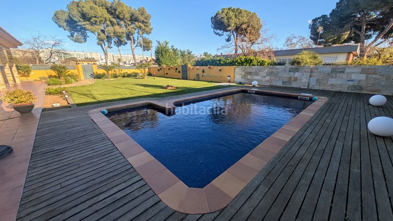 Foto 67643f9c-58b2-41b0-9400-7e7a068d1f7c. Casa amb xemeneia calefacció aparcament piscina a Cerdanyola del Vallès