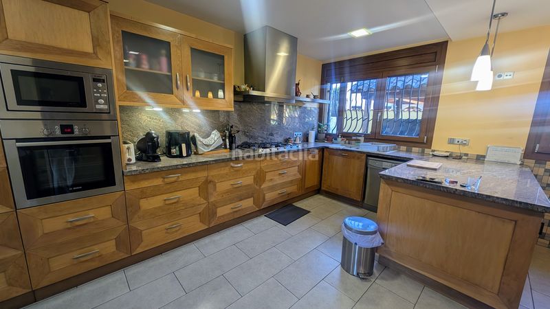 Foto 924d34e0-f915-4634-96b3-e8057a0fdff8. Casa amb xemeneia calefacció aparcament piscina a Cerdanyola del Vallès