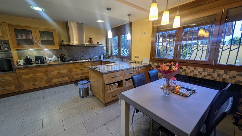 Foto a0609bf9-49c2-4e97-9f54-81035615f285. Casa amb xemeneia calefacció aparcament piscina a Cerdanyola del Vallès