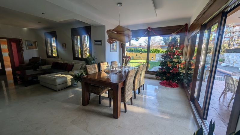 Foto a8d0b099-9db8-4709-8c9c-d4fb3583310d. Casa amb xemeneia calefacció aparcament piscina a Cerdanyola del Vallès