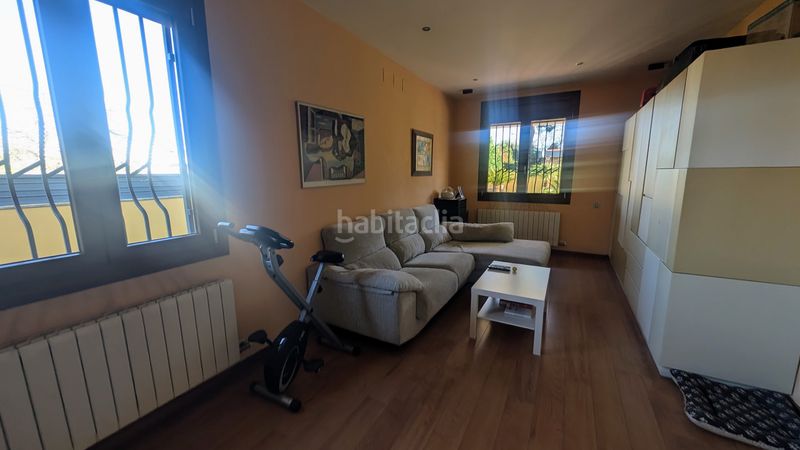 Foto de4941d9-87bc-4ab4-a974-dc21da02efec. Casa amb xemeneia calefacció aparcament piscina a Cerdanyola del Vallès