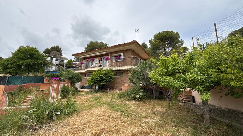 Foto eb5d7424-bb52-4bf2-ae0a-f72c2a69dfe8. Casa amb xemeneia aparcament a Sant Muç Rubí