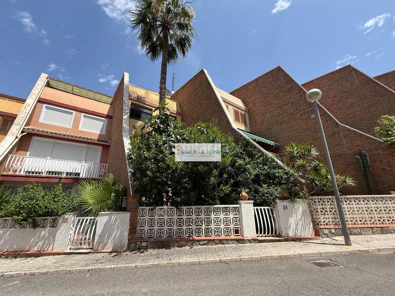 Foto a866c1b9-7cd3-40bc-bd4f-ccf0580b9b3d. Casa amb aparcament a Benalúa Alicante