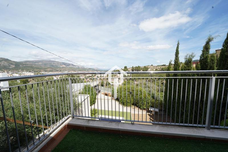 Foto 8c30a70e-c87b-47ee-8eca-df861cc33765. Casa adosada chalet adosado en venta en alcoy en Centre-Zona Alta Alcoi