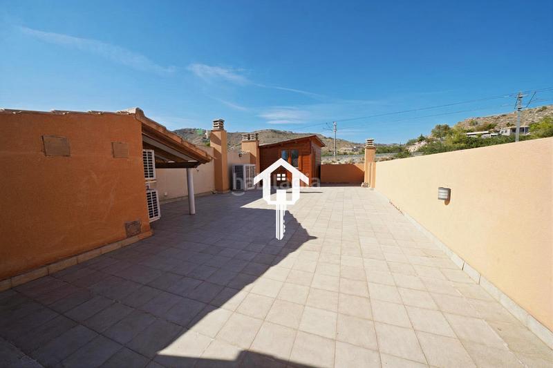Foto bbfabf58-be0d-4ae7-ad99-c7c277265c15. Xalet amb aparcament a Pueblo Acantilado-Lanuza Campello (el)