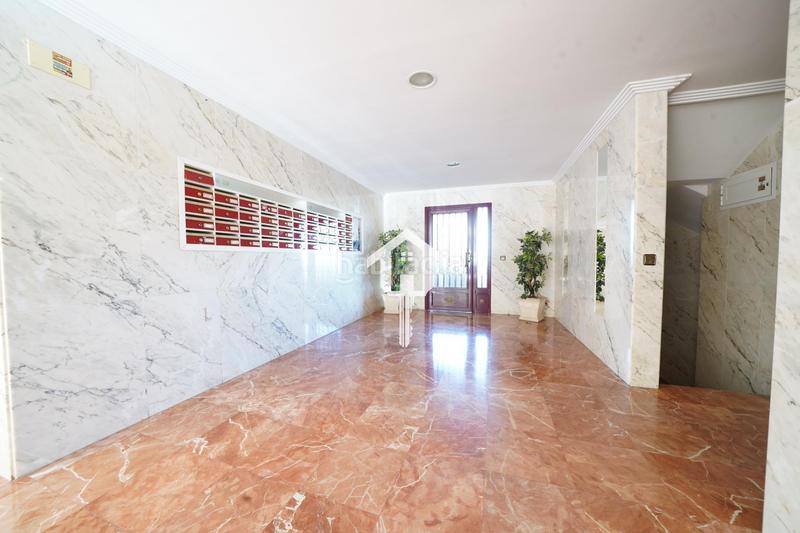 Foto 42bafaf4-15c0-4aca-9328-ca7c9dbac990. Piso  en venta en ciudad elegida, 3 habitaciones, piscina, garaje y vistas al mar en Alicante