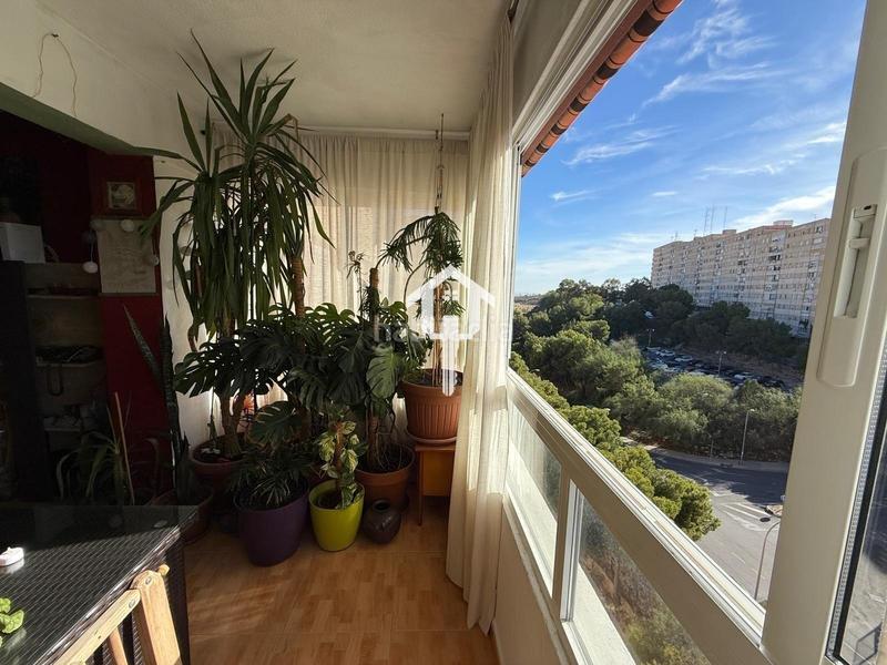 Foto b4658051-4b5c-45e9-b7c2-79e5015f818a. Piso  en venta en ciudad elegida, 3 habitaciones, piscina, garaje y vistas al mar en Alicante